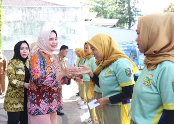 Riana Sari Arinal Melepas Kontingen Perwakilan Perwosi Lampung Mengikuti Lomba Senam Kreatif Tingkat Nasional