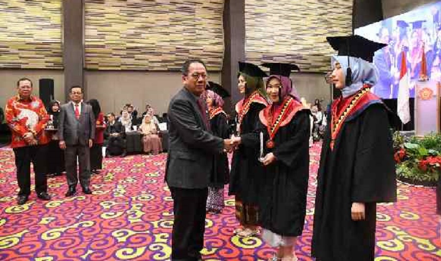 Ketua-DPRD-Lampung-Hadiri-Wisuda-Sarjana-UTB